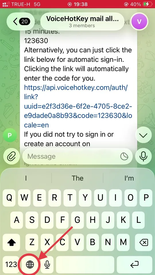 Keyboard iOS dengan panah menunjuk tombol globe
