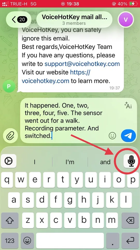 Keyboard VoiceHotKey dengan panah menunjuk tombol mikrofon dikte